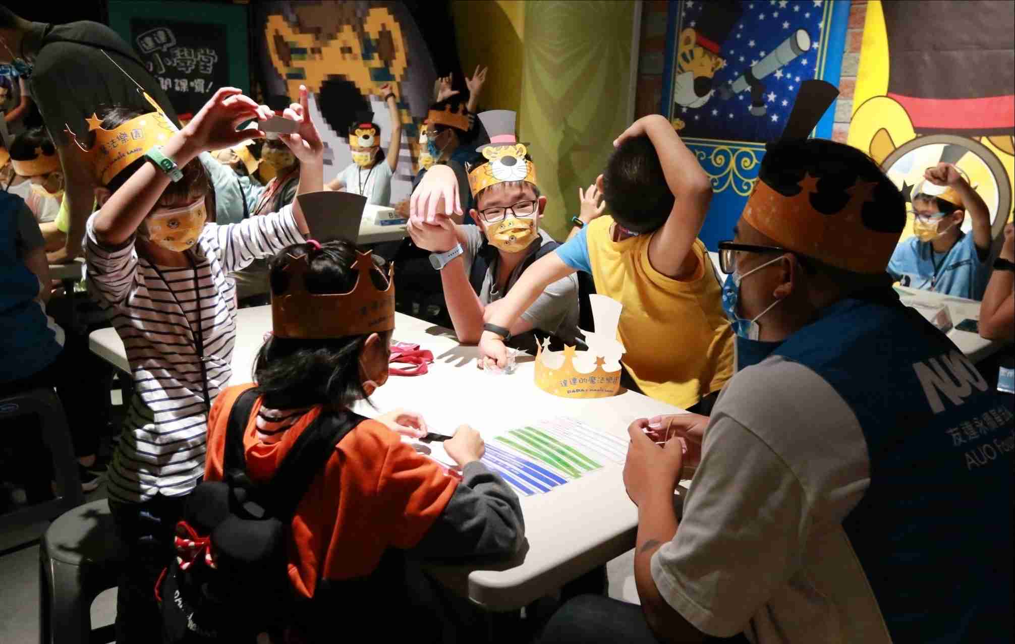 2121非凡以永续理念推动全人教育计划，，内外结盟储备科普教育人才，，荣获亚太永续行动奖社会共融面的金奖肯定