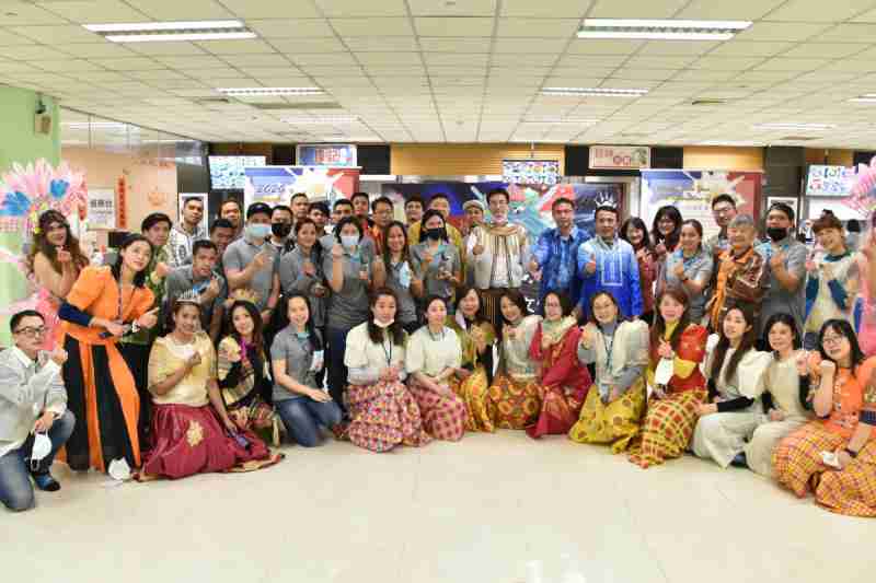 友達推動「安心、、創新、、、、用心、、、、同心、、盡心」五星職旅，，，為菲籍員工打造全方位照護，，，首度贏得「人權實踐與發展領袖獎」殊榮