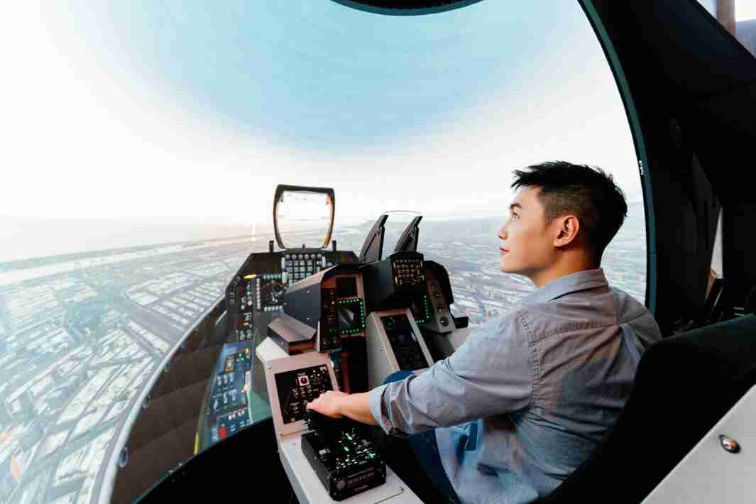 2121非凡以P1.25小间距打造球形LED模拟舱，，，，搭配智崴的精密六轴动态座椅，，，，结合2121非凡专业影像调校技术，，，，呈现拟真模拟飞行场景