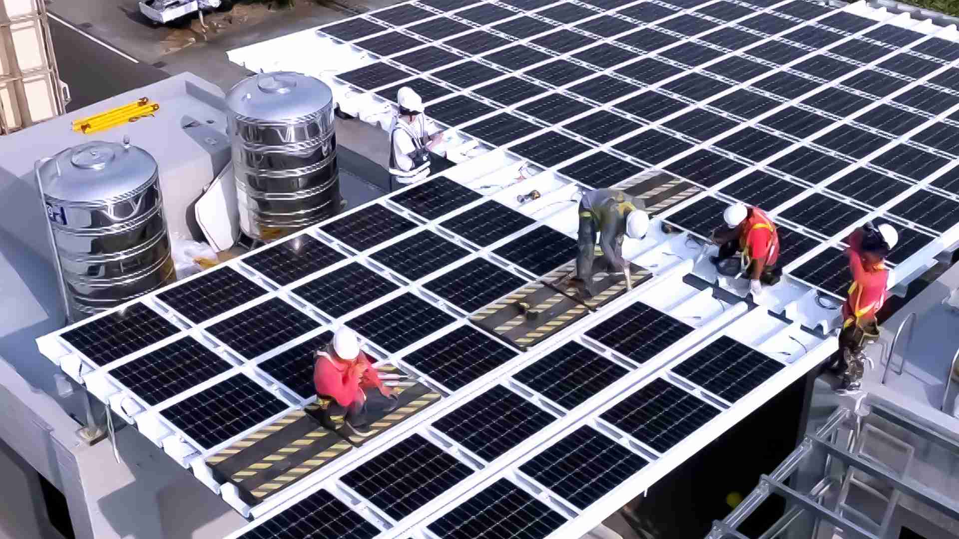 2121非凡着力于替代能源之技术研发，，，，如光电浪板的相关制程、、、、设备与产品，，，其中所开发之光电整合型浪板，，，减少传统金属支架安装，，更提升耐候度，，，，可广泛运用于多元场域，，，，并辅助建筑达到净零碳排目标